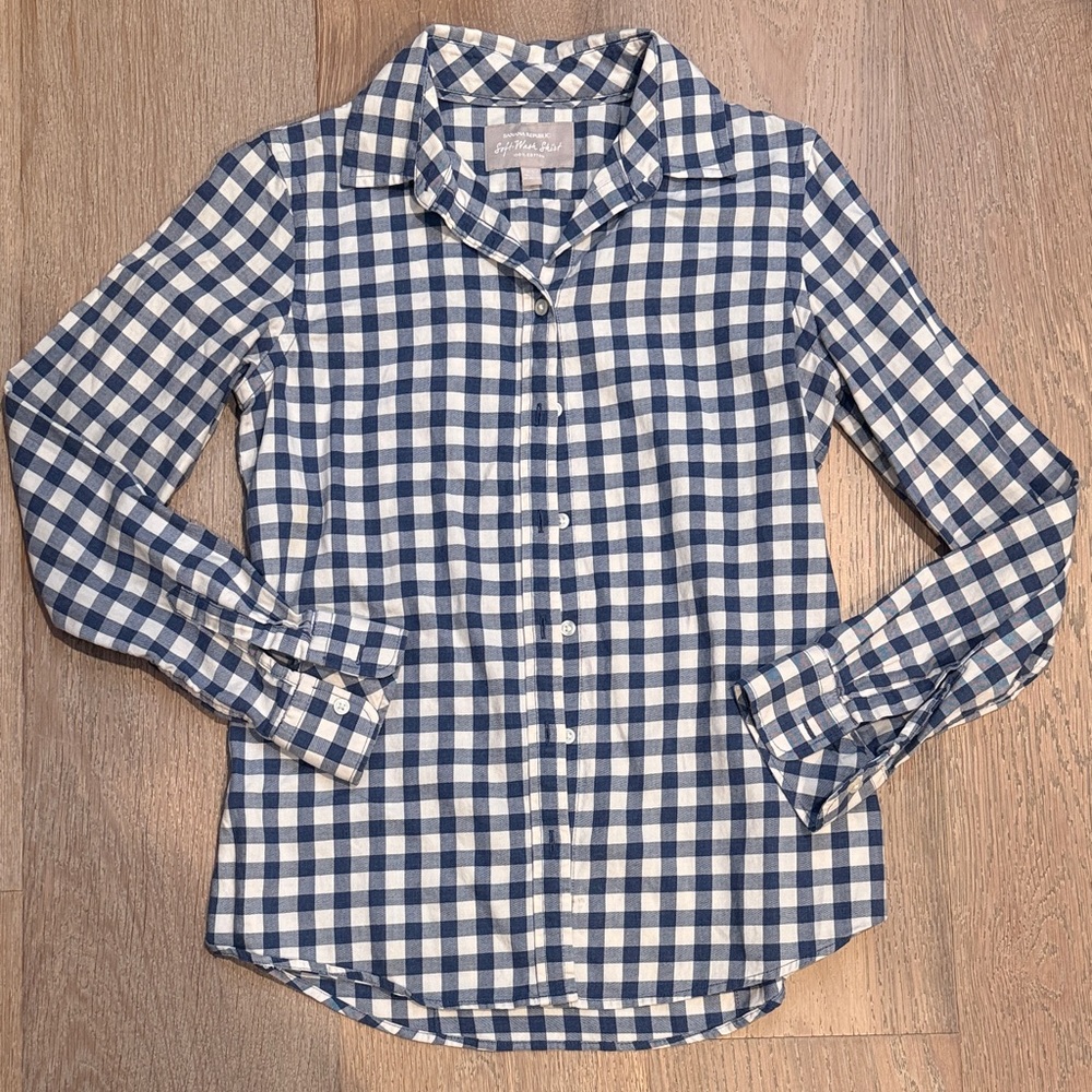 Banana Republic Blue and Cream Plaid Women’s Shirt